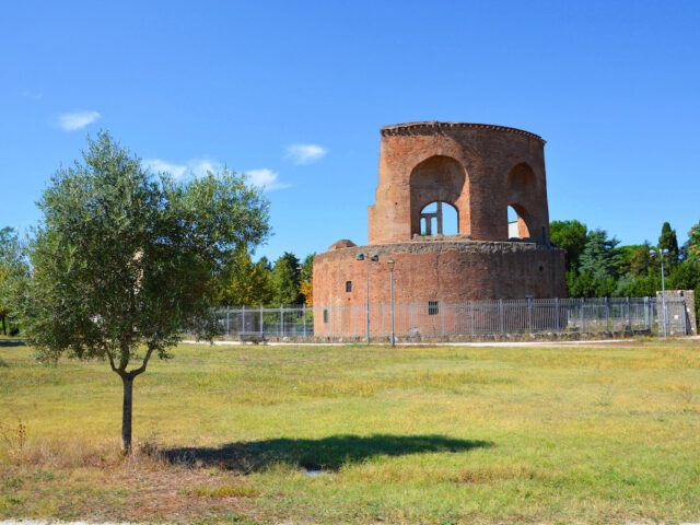 Il Mausoleo di Sant'Elena visto da Villa de Sanctis