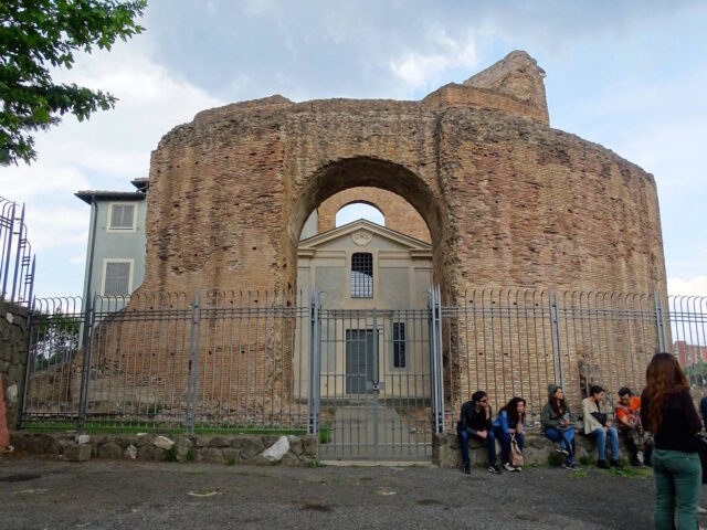 L'ingresso del Museo Ad Duas Lauros all'interno del Mausoleo