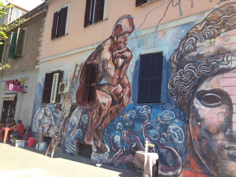 Carlos Atoche firma il mural di comunità a Tor Pignattara