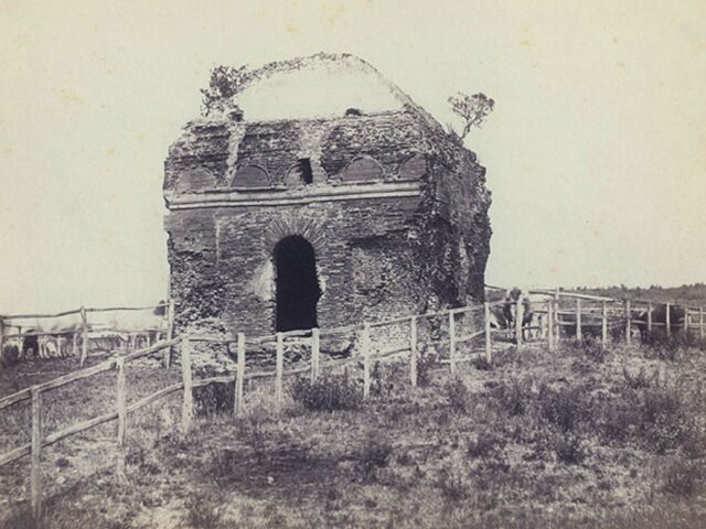 Il monumento come appariva nel 1877 (si nota l'assenza del tetto spiovente)