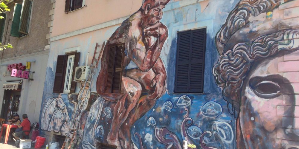 Carlos Atoche firma il mural di comunità a Tor Pignattara